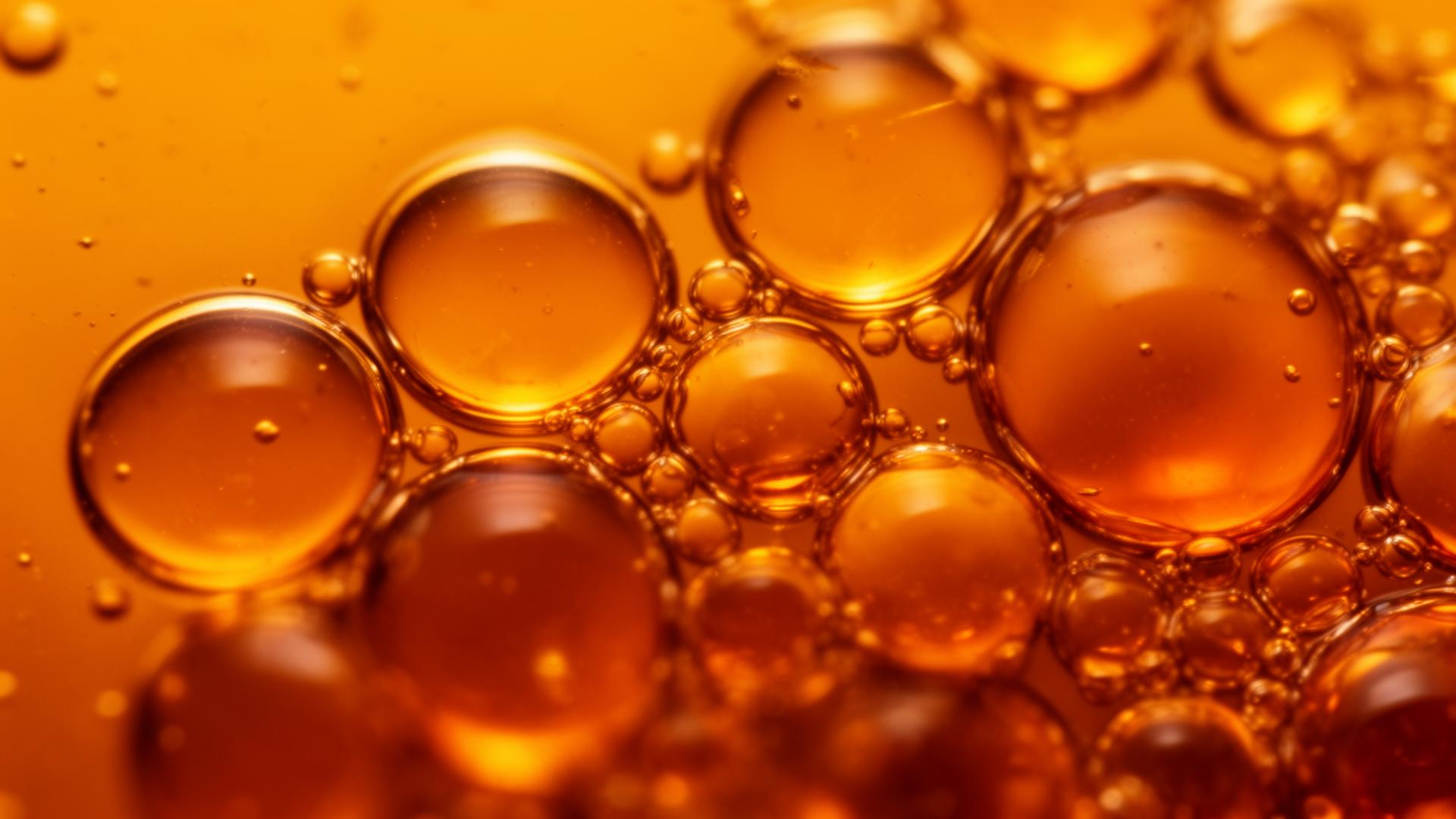 Microphotograph of amber oil droplets, Lova Health ingredient science
